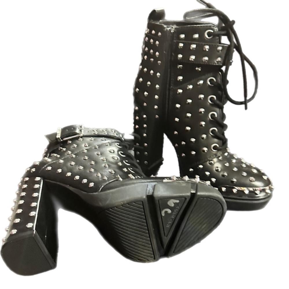 Gianni Bini black studded ankle boots
BLACK FRIDAY DEALS CHECK OUT MY CLOSET - Picture 4 of 5